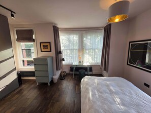 3 bedrooms, iron/ironing board, internet, bed sheets