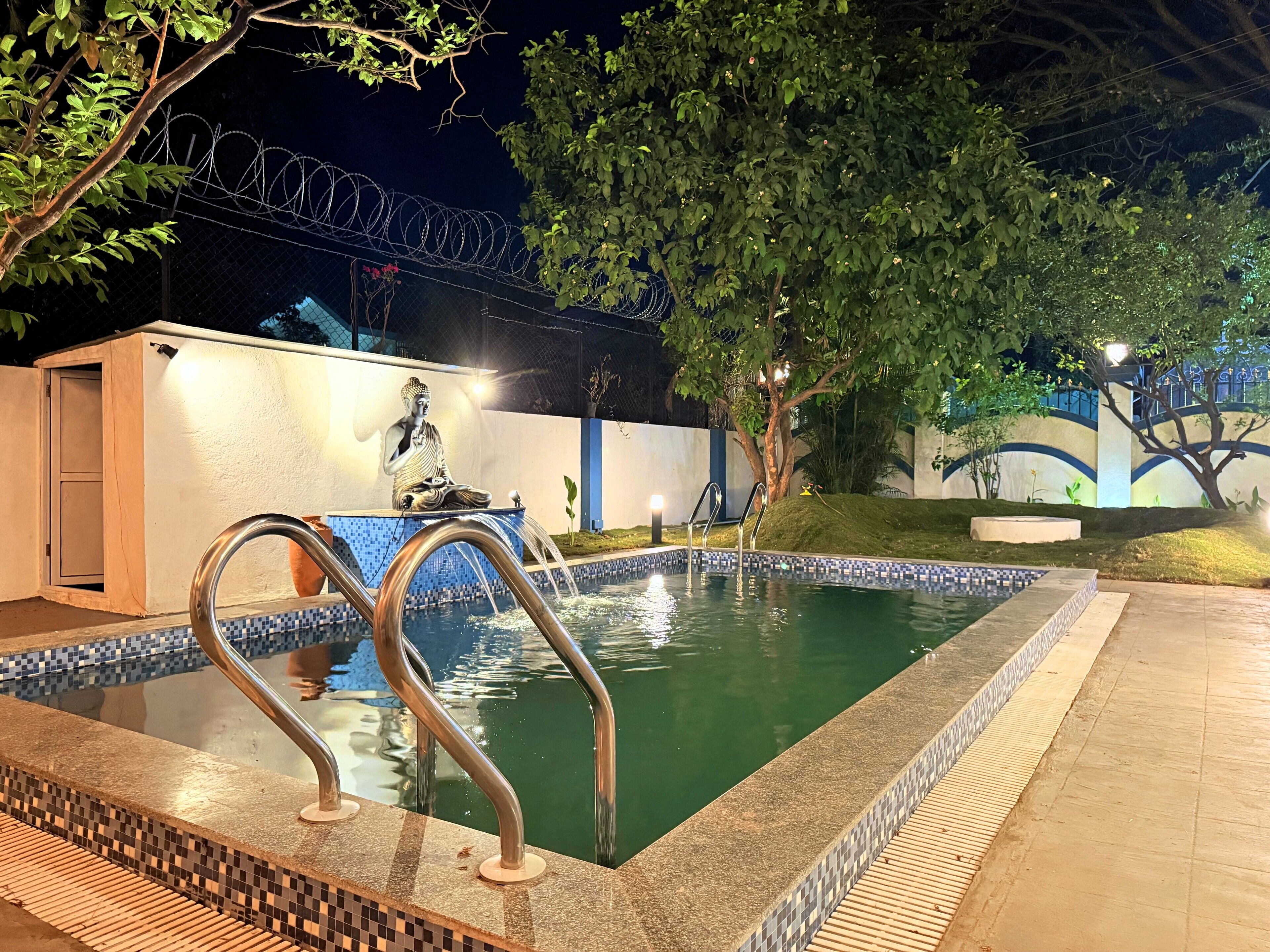 Una piscina al aire libre