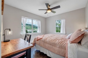 7 bedrooms, desk, iron/ironing board, travel cot