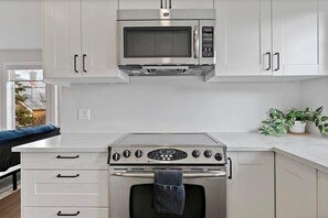 1 bedroom, Internet - Local Loft Downtown Okotoks 2BD Private (Okotoks)