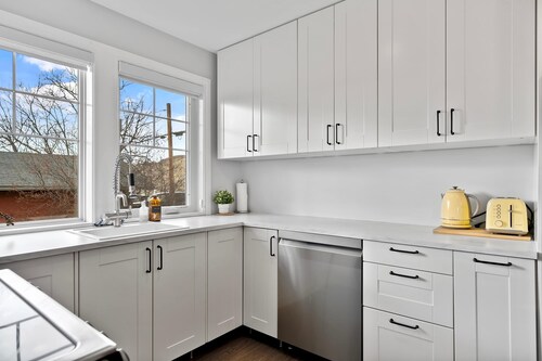 Local Loft Downtown Okotoks 2BD Private