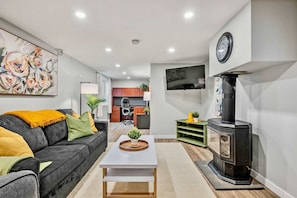 1 bedroom, Internet - The Owlet Nwcalgary Queenbd Privatesuite (Calgary)