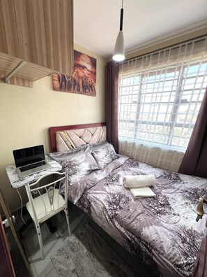 1 dormitori, planxa i posts de planxar, Internet i roba de llit