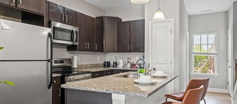 Upscale King 3BR Townhouse in Pineville