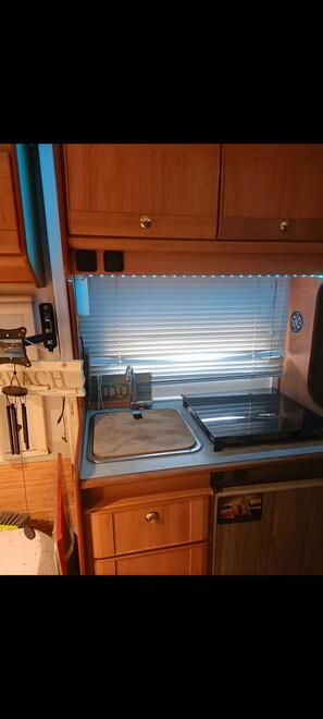 Fridge, stovetop, coffee/tea maker, electric kettle