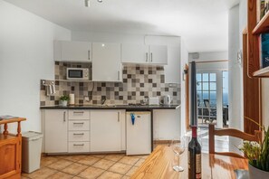 Kühlschrank, Mikrowelle, Herdplatte, Wasserkocher mit Kaffee-/Teezubehör