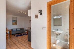 Regadera, secadora de cabello, toallas 