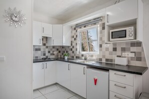 Réfrigérateur, micro-ondes, plaque de cuisson, cafetière/bouilloire