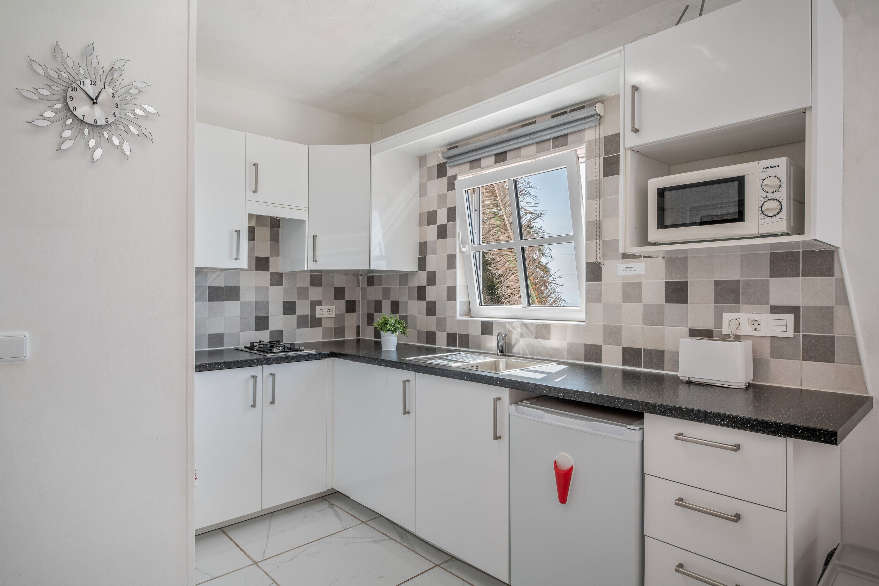 Réfrigérateur, micro-ondes, plaque de cuisson, cafetière/bouilloire