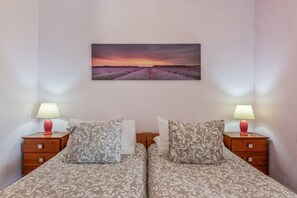 2 chambres, fer et planche à repasser, Wi-Fi, draps fournis