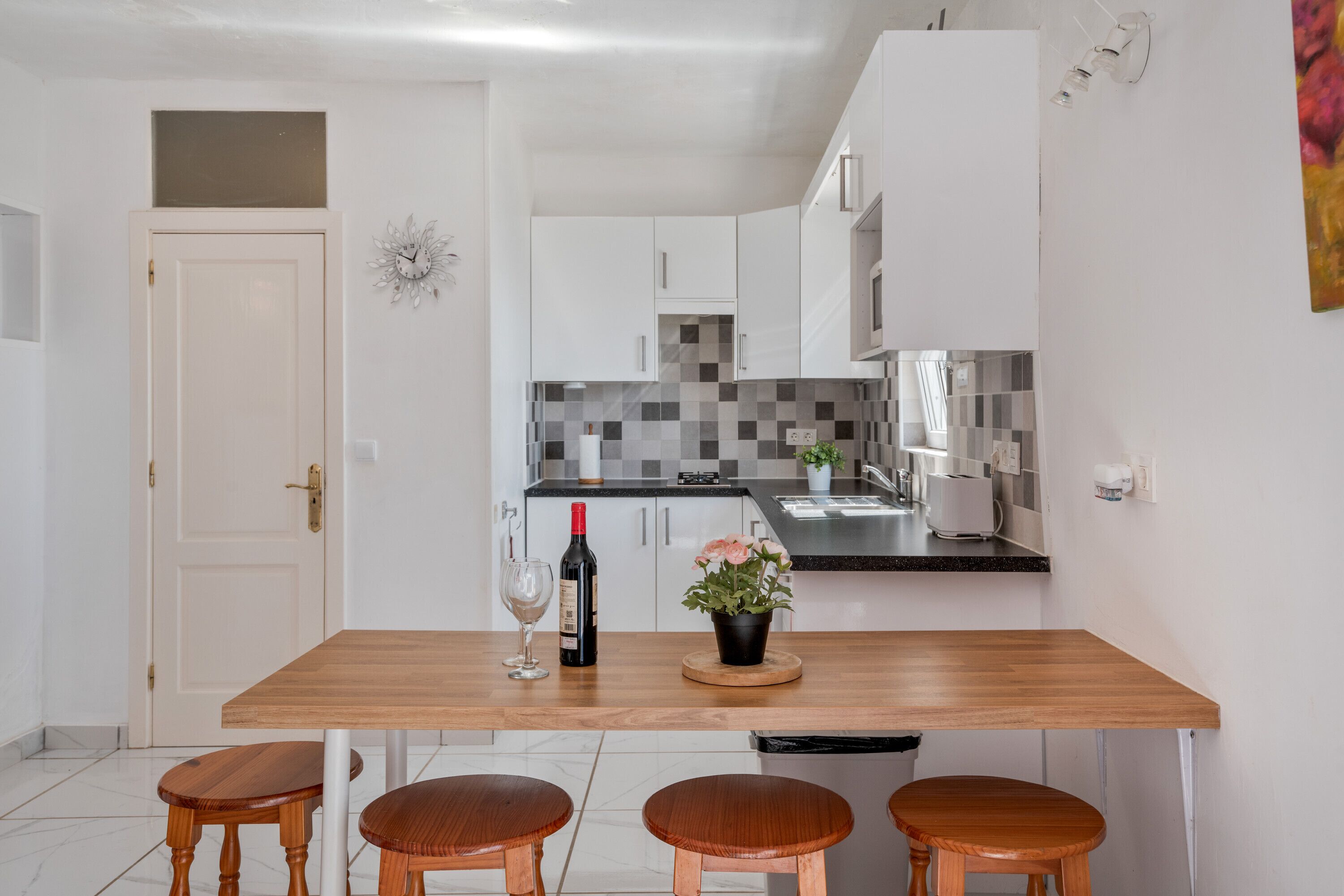 Réfrigérateur, micro-ondes, plaque de cuisson, cafetière/bouilloire