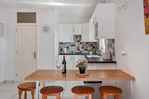 Frigorífico, microondas, placa de cocina y cafetera o tetera