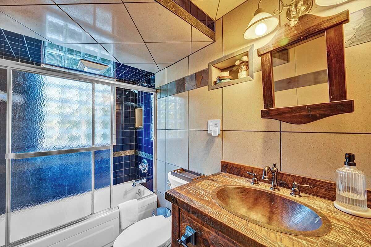 Regadera, secadora de cabello, toallas 