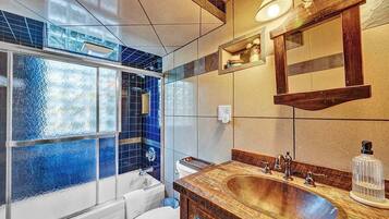 Regadera, secadora de cabello, toallas