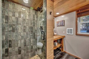 Douche, sèche-cheveux, serviettes fournies, shampoing