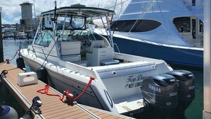 A marina with boats docked, including a white yacht with 'Keys Largo' and 'Yamaha 300' on its side. - Ocean Park Studio | Near Beach | Smart TV + Wi-Fi (San Juan)