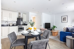 City Apartment, 1 Double Bed with Sofa bed, Non Smoking, City View | Living area | 40-inch Smart TV with satellite channels - Chic 1BR Close to Buckingham Palace (London)