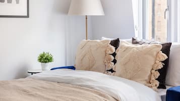 Kaupunkihuoneisto, 1 parisänky ja vuodesohva, tupakointi kielletty, kaupunkinäköala | Oleskelualue | 40–tuumainen äly-TV, jossa satelliittikanavat