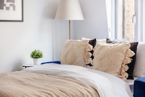 Apartamento urbano, 1 cama de casal e sofá-cama, para não fumantes, vista para a cidade | Área de estar | Smart TV 40 polegadas com canais via satélite