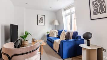 Kaupunkihuoneisto, 1 parisänky ja vuodesohva, tupakointi kielletty, kaupunkinäköala | Oleskelualue | 40–tuumainen äly-TV, jossa satelliittikanavat