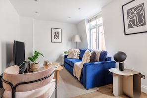 Apartamento urbano, 1 cama de casal e sofá-cama, para não fumantes, vista para a cidade | Área de estar | Smart TV 40 polegadas com canais via satélite