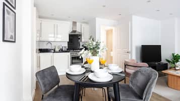 Kaupunkihuoneisto, 1 parisänky ja vuodesohva, tupakointi kielletty, kaupunkinäköala | Oleskelualue | 40–tuumainen äly-TV, jossa satelliittikanavat