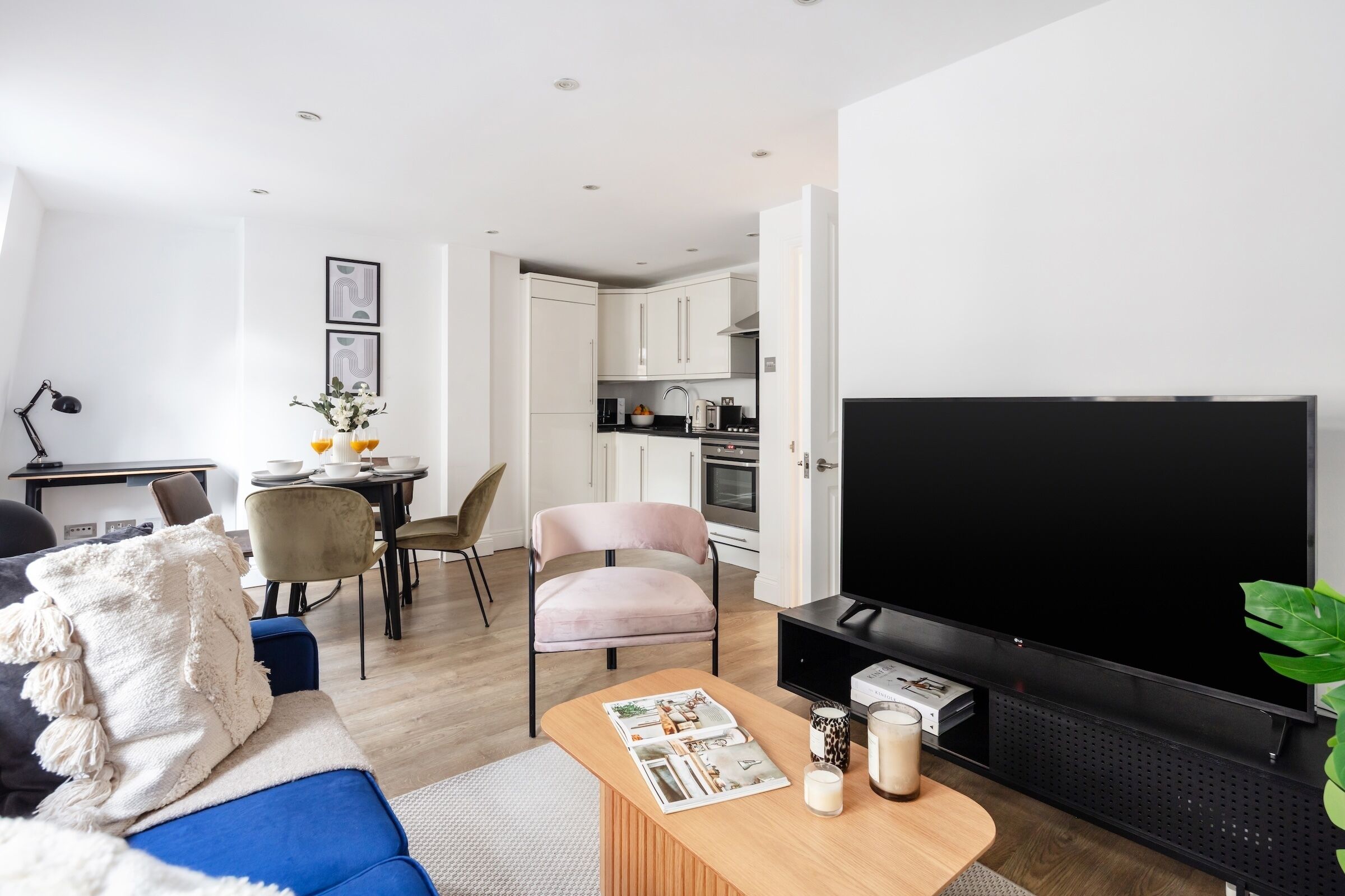 Appartement Ville, 1 lit double et 1 canapé-lit, non-fumeurs, vue ville | Coin séjour | TV connectée de 40 pouces avec chaînes par satellite