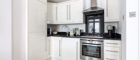 City Apartment, 1 Double Bed with Sofa bed, Non Smoking, City View | Private kitchen