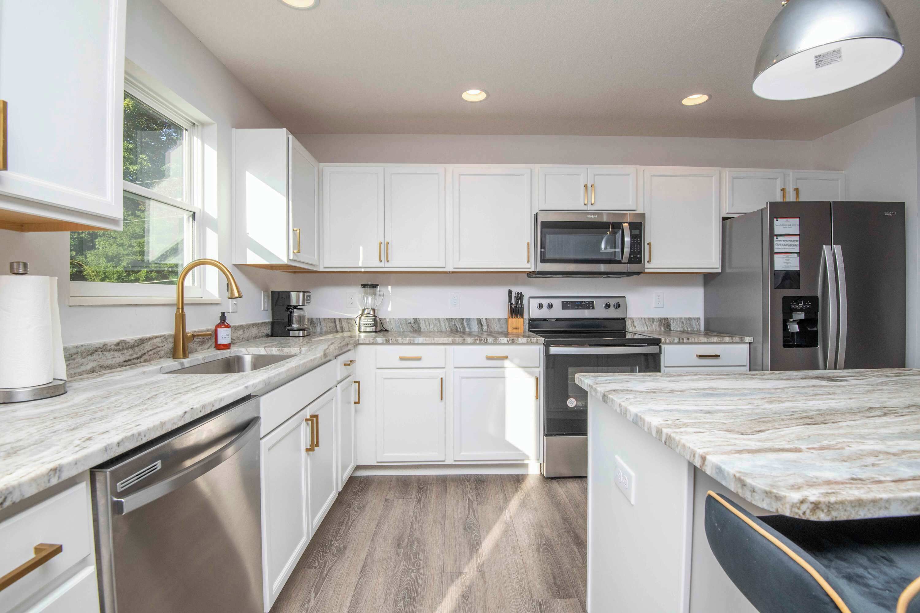 Kylskåp, mikrovågsugn, spishäll och diskmaskin