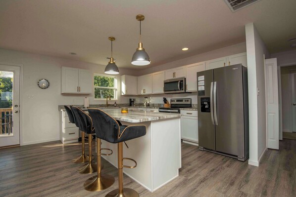 Refrigerador, microondas, placa de cocina, lavavajillas