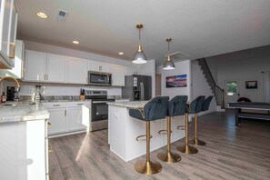 Réfrigérateur, four à micro-ondes, surface de cuisson, lave-vaisselle