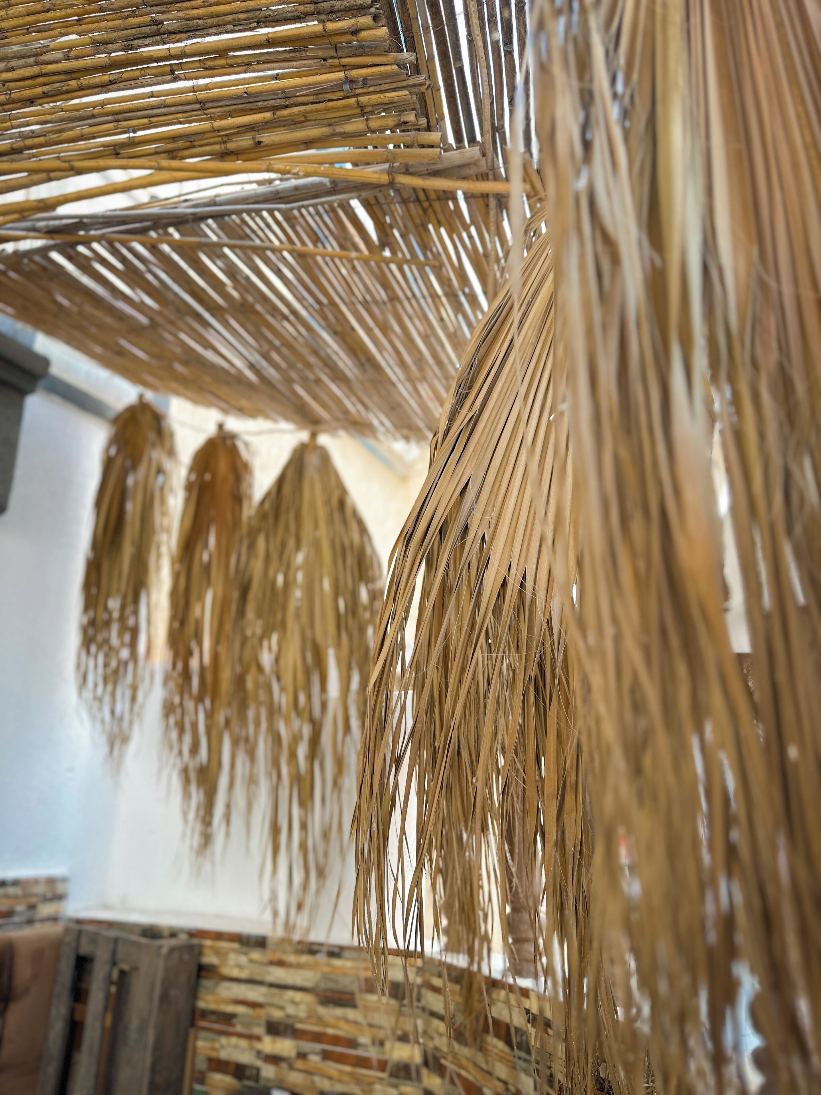 Primer plano de una estructura de bambú trenzado, probablemente parte de la decoración o el mobiliario de una habitación.