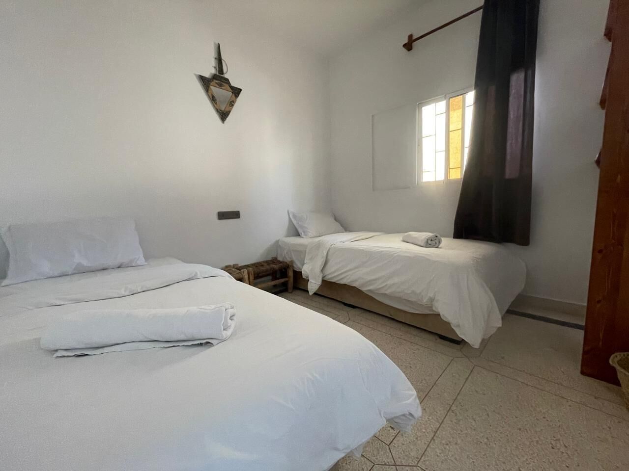 Chambre avec lits jumeaux | Fer et planche à repasser, Wi-Fi gratuit