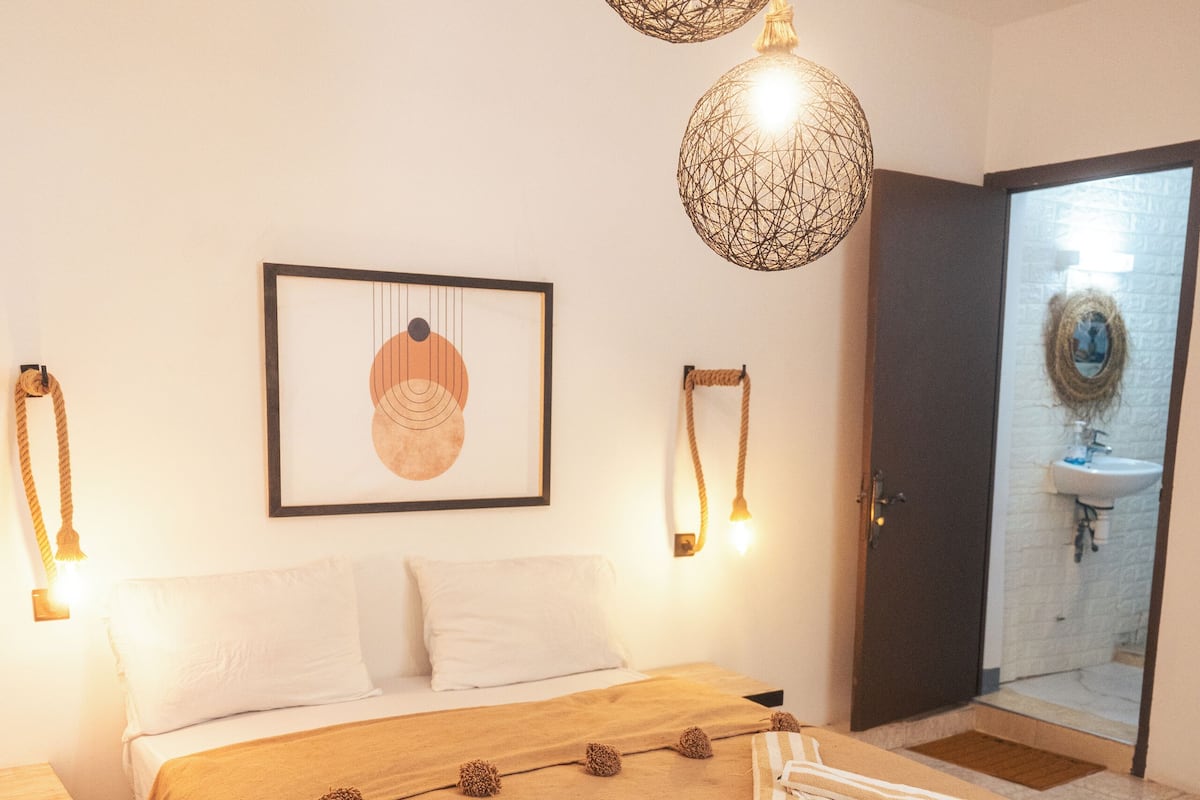 Deluxe Double Room, 1 Queen Bed | Iron/ironing board, free WiFi