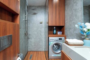 Douche, séchoir à cheveux, serviettes fournies, shampooing