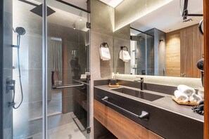 Ducha, secador de pelo, toallas y champú
