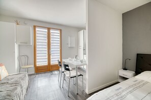 Bureau, fer et planche à repasser, Wi-Fi, draps fournis