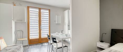 Iron/ironing board, WiFi, bed sheets