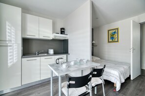 Fridge, microwave, oven, stovetop - Studio Apartment 'Le Laurier' with Private Terrace, Shared Garden and Wi-Fi (Lherm)