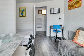 Desk, iron/ironing board, WiFi, bed sheets - Studio Apartment 'Le Laurier' with Private Terrace, Shared Garden and Wi-Fi (Lherm)