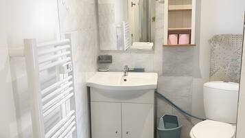 Douche, sèche-cheveux, serviettes fournies