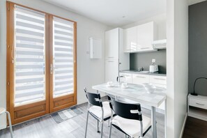 Fridge, microwave, oven, stovetop - Studio Apartment 'Le Laurier' with Private Terrace, Shared Garden and Wi-Fi (Lherm)