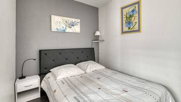 Iron/ironing board, WiFi, bed sheets