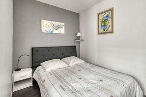 Iron/ironing board, WiFi, bed sheets