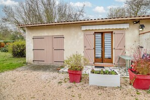 Exterior - Studio Apartment 'Le Laurier' with Private Terrace, Shared Garden and Wi-Fi (Lherm)