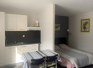 Iron/ironing board, WiFi, bed sheets