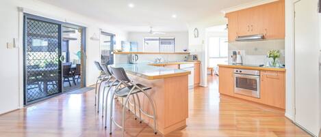 Kylskåp, mikrovågsugn, ugn och spishäll