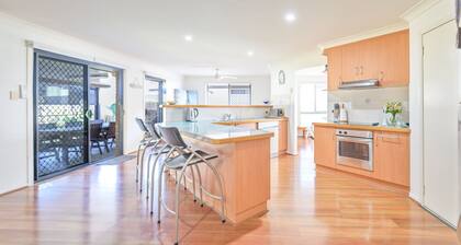Spacious 4BR family home with ensuite, air-con, kids’ toys, Weber BBQ patio,