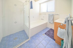 Een douche, een haardroger, handdoeken