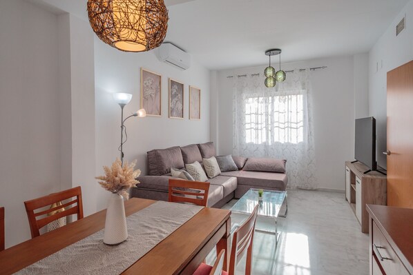 TV - Holiday Home 'El Rincón Sevillano' with Private Terrace, Wi-Fi and Air Conditioning (Gerena)